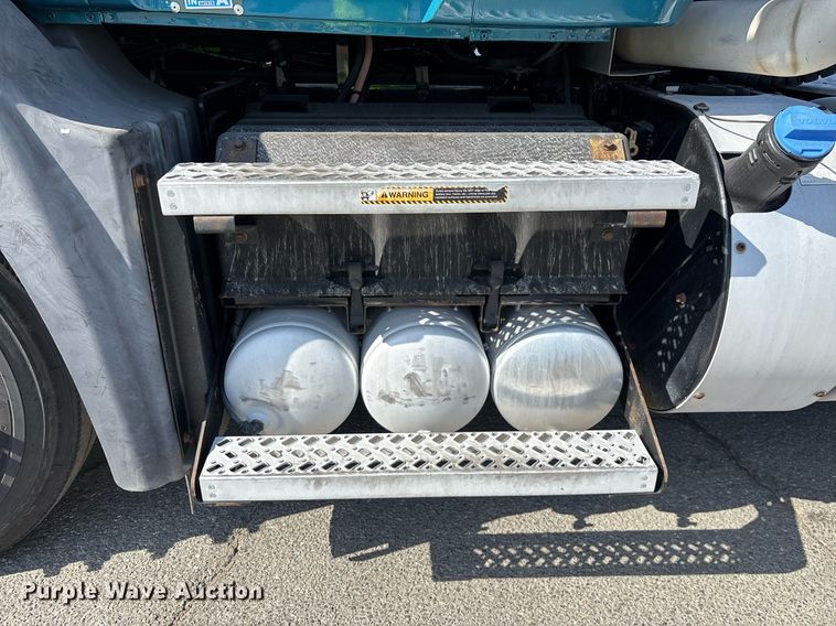 image for item YA0495 2011 Mack CXU613 semi truck