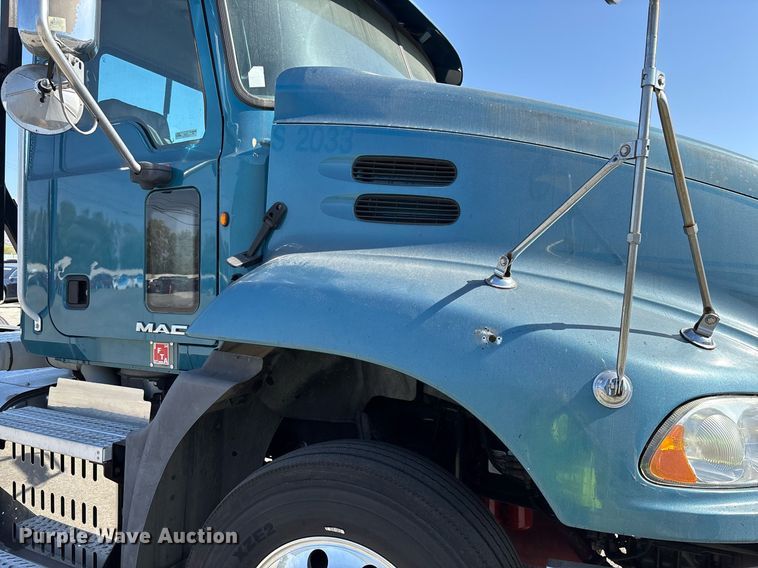 image for item YA0495 2011 Mack CXU613 semi truck