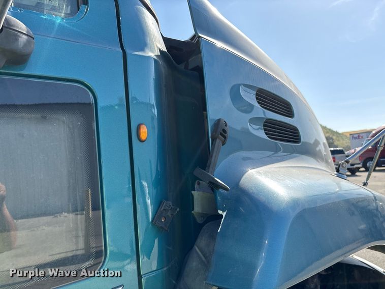 image for item YA0495 2011 Mack CXU613 semi truck