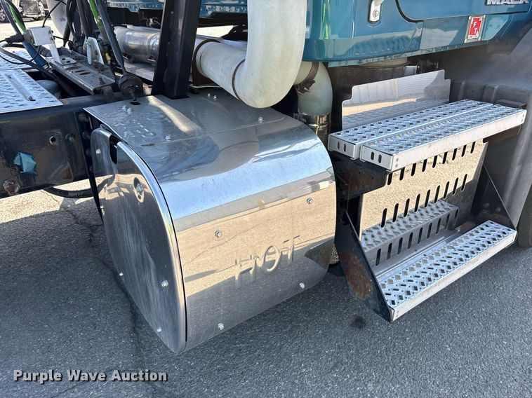 image for item YA0495 2011 Mack CXU613 semi truck