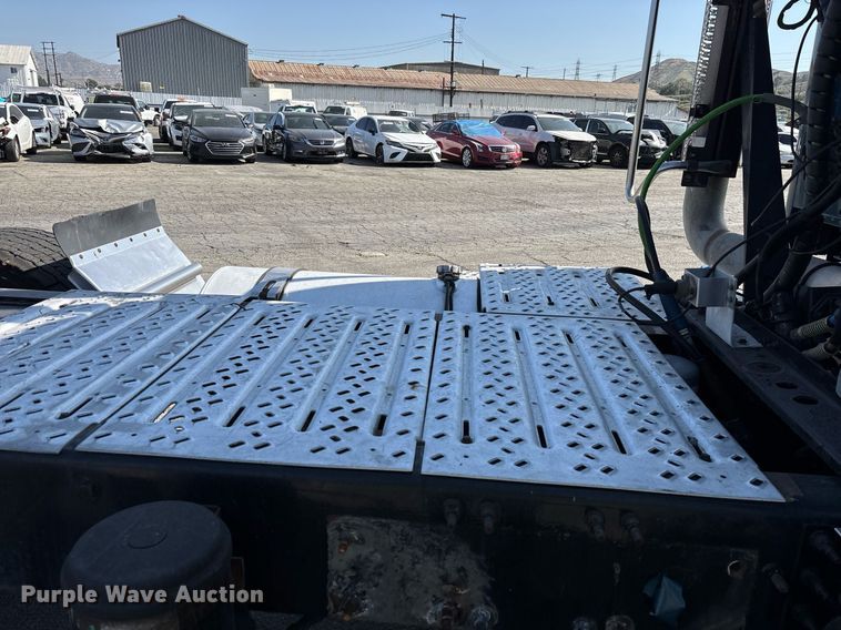 image for item YA0495 2011 Mack CXU613 semi truck