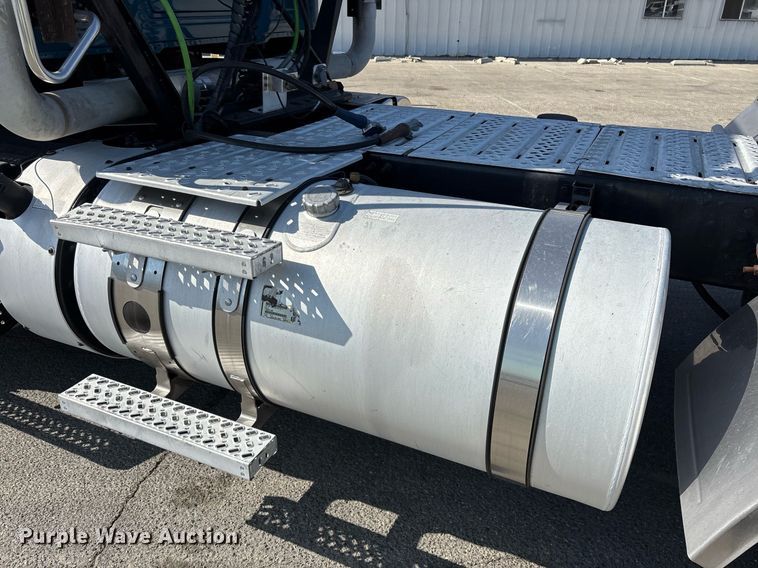 image for item YA0495 2011 Mack CXU613 semi truck