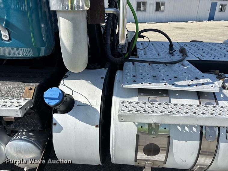 image for item YA0495 2011 Mack CXU613 semi truck