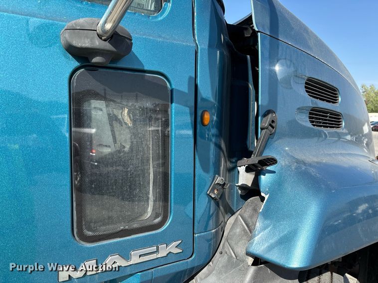 image for item YA0495 2011 Mack CXU613 semi truck