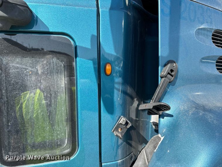 image for item YA0495 2011 Mack CXU613 semi truck