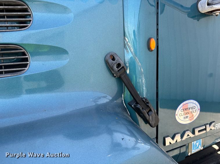 image for item YA0495 2011 Mack CXU613 semi truck