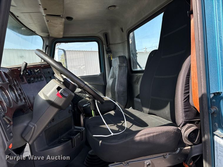 image for item YA0495 2011 Mack CXU613 semi truck