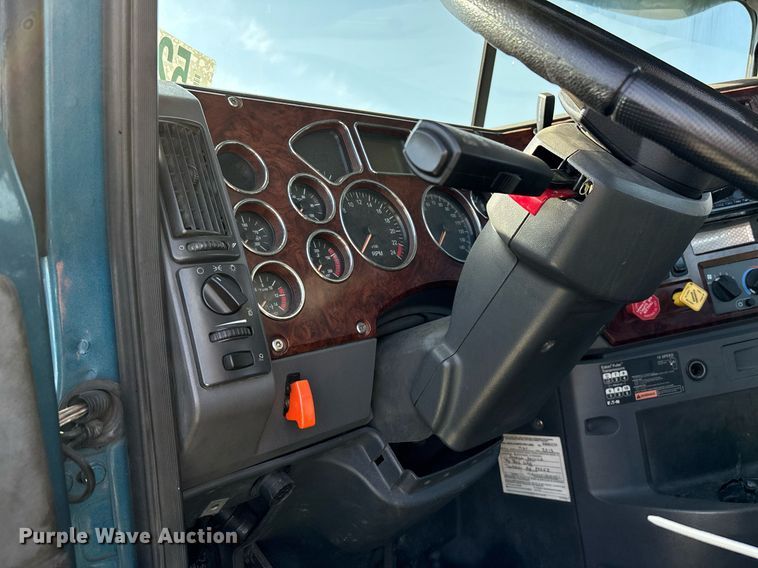 image for item YA0495 2011 Mack CXU613 semi truck