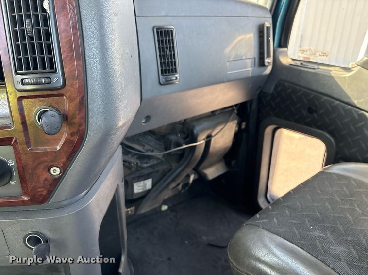 image for item YA0495 2011 Mack CXU613 semi truck