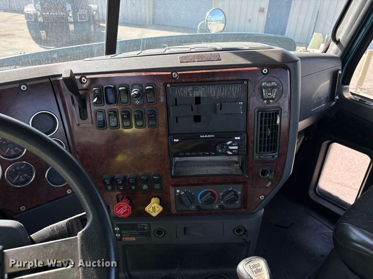 image for item YA0495 2011 Mack CXU613 semi truck