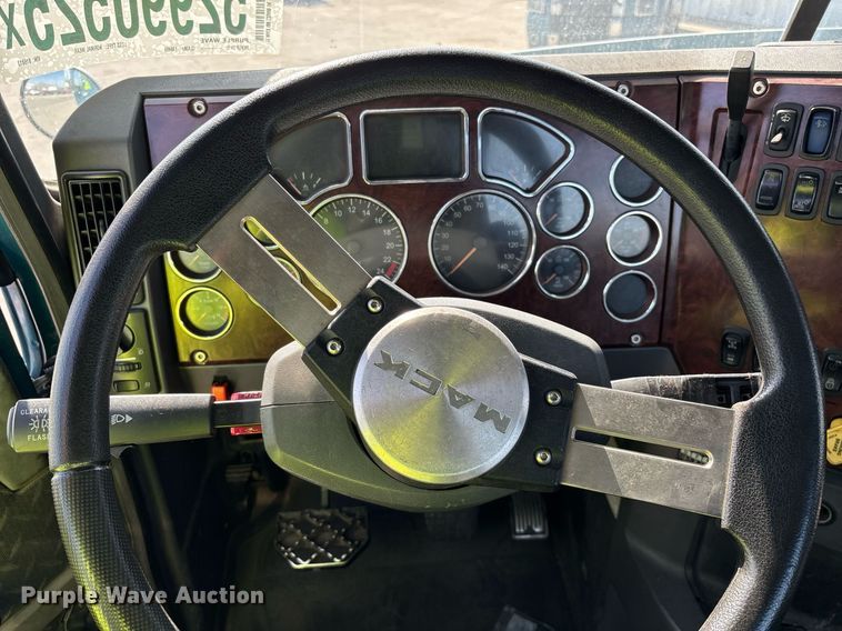 image for item YA0495 2011 Mack CXU613 semi truck