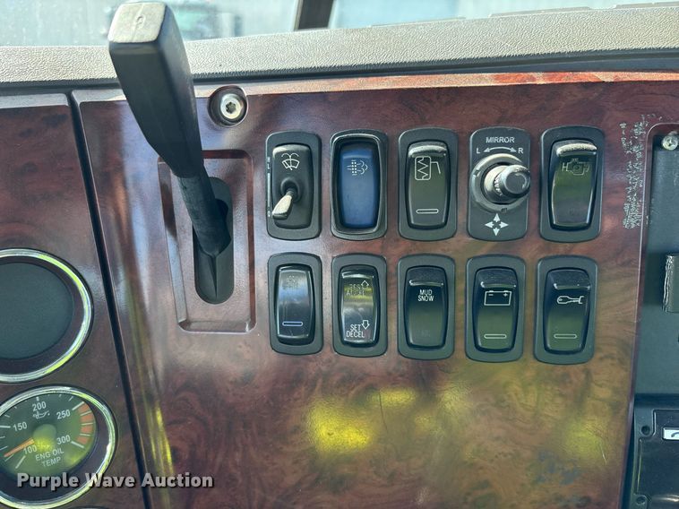 image for item YA0495 2011 Mack CXU613 semi truck