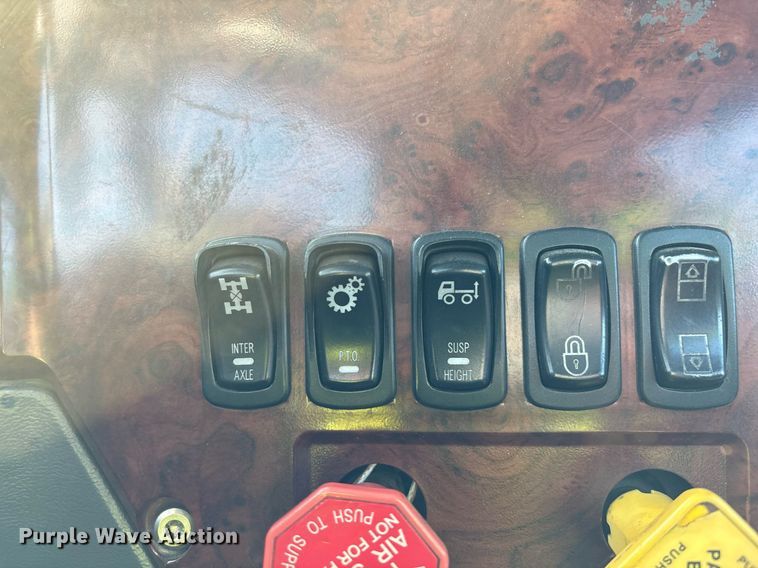 image for item YA0495 2011 Mack CXU613 semi truck