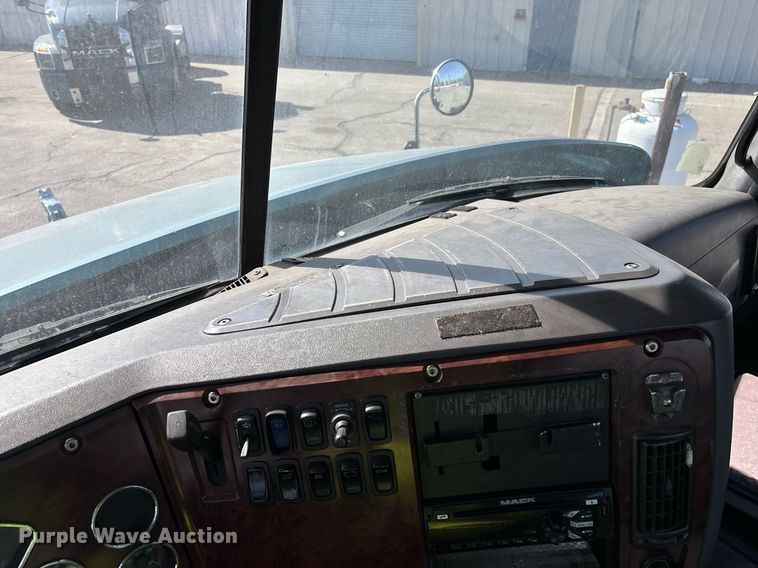 image for item YA0495 2011 Mack CXU613 semi truck