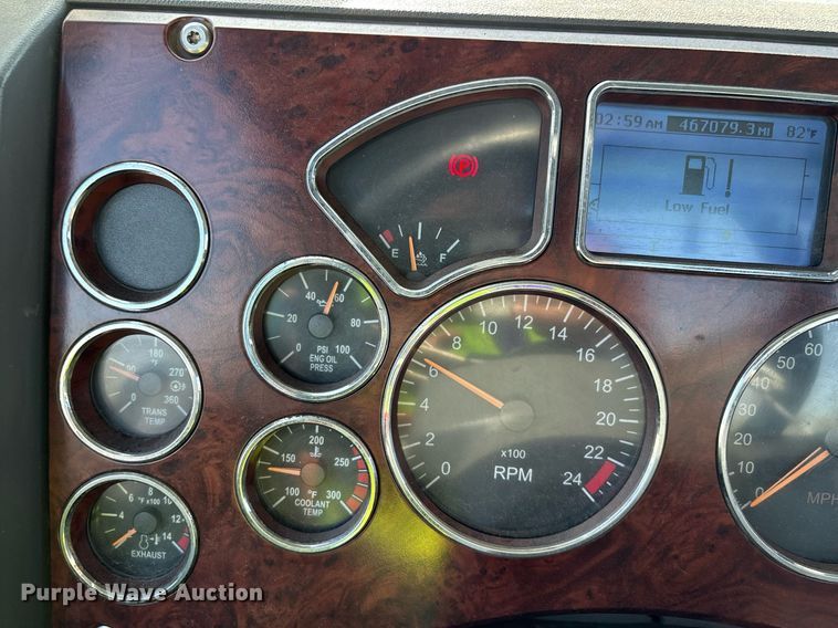 image for item YA0495 2011 Mack CXU613 semi truck