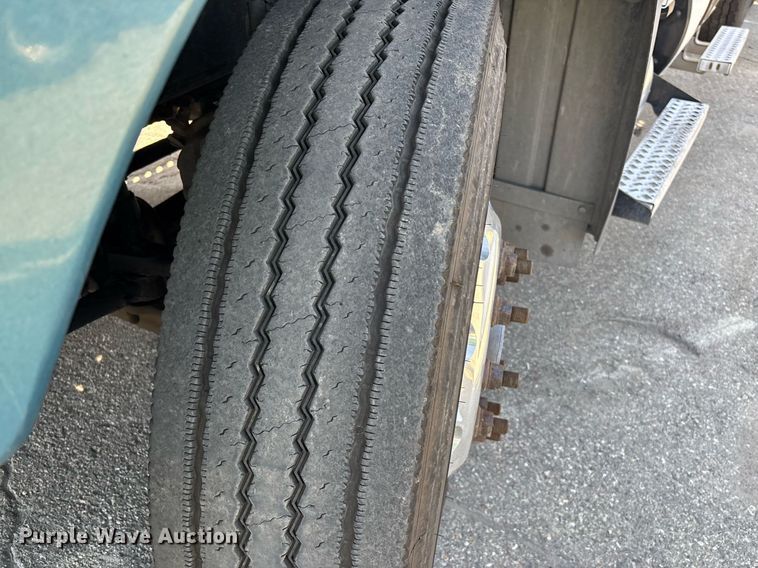 image for item YA0495 2011 Mack CXU613 semi truck