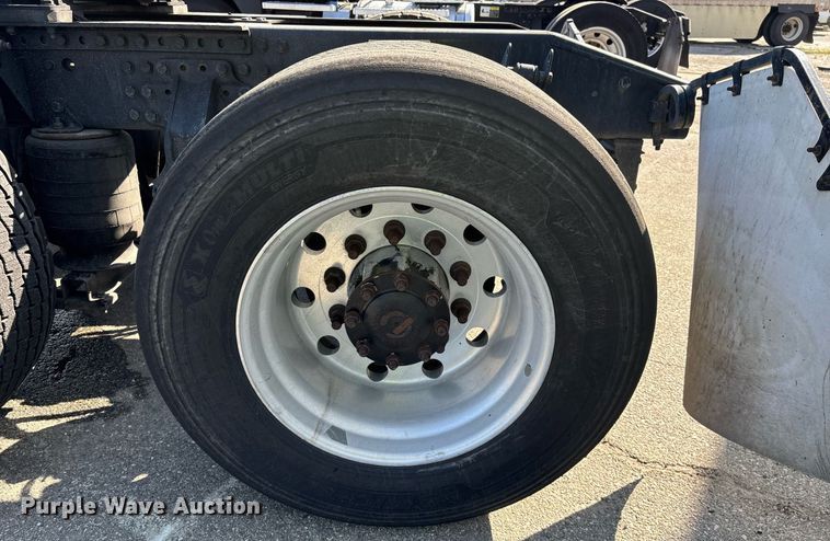 image for item YA0495 2011 Mack CXU613 semi truck