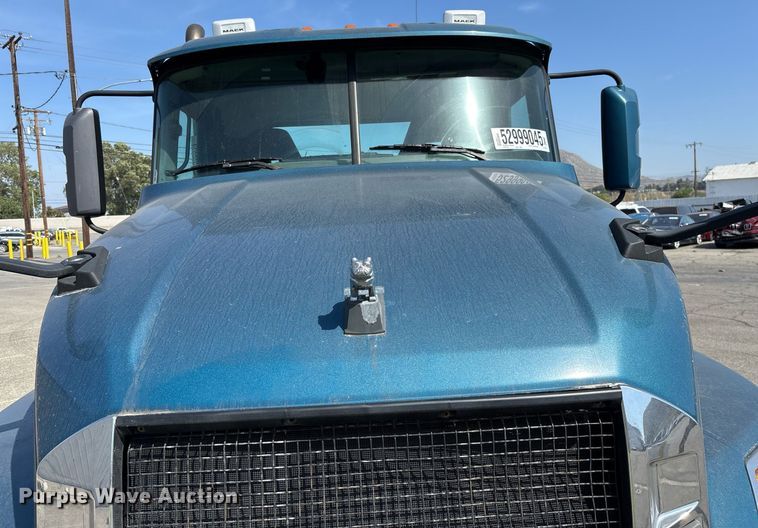 image for item YA0496 2019 Mack AN42T semi truck