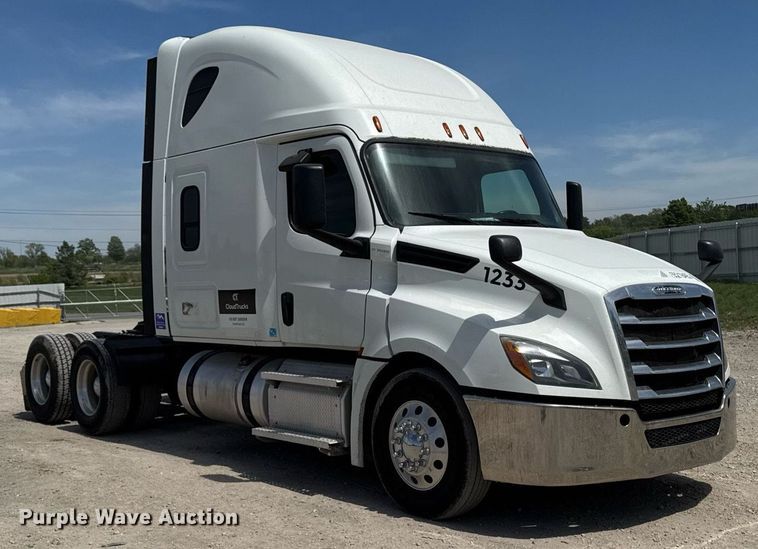 image for item YA0524 2020 Freightliner Cascadia 126 semi truck