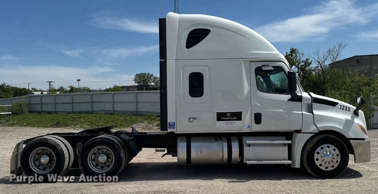 image for item YA0524 2020 Freightliner Cascadia 126 semi truck