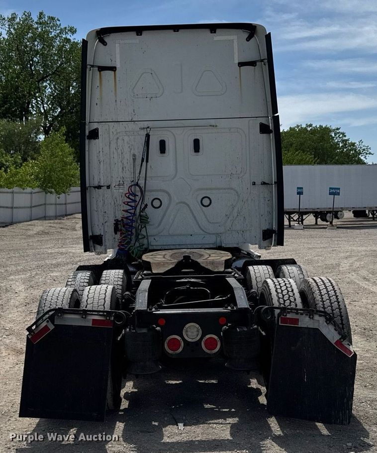 image for item YA0524 2020 Freightliner Cascadia 126 semi truck