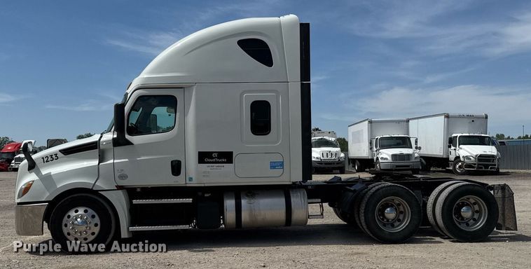 image for item YA0524 2020 Freightliner Cascadia 126 semi truck