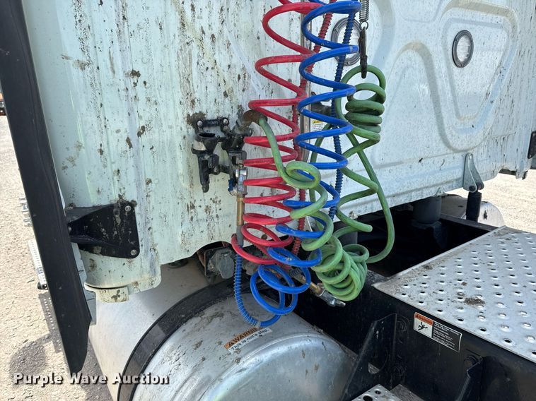 image for item YA0524 2020 Freightliner Cascadia 126 semi truck