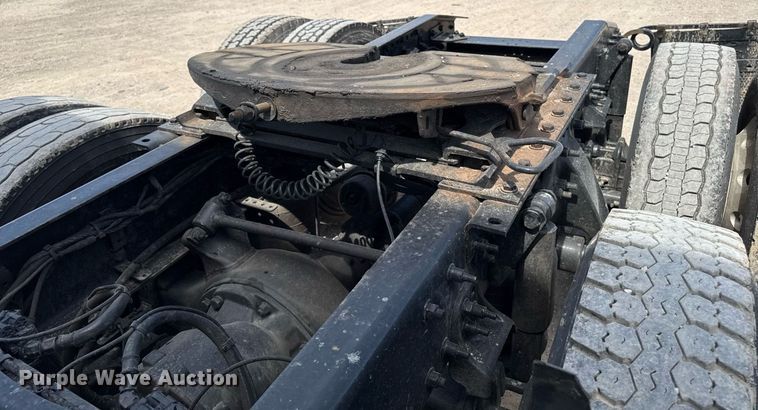 image for item YA0524 2020 Freightliner Cascadia 126 semi truck