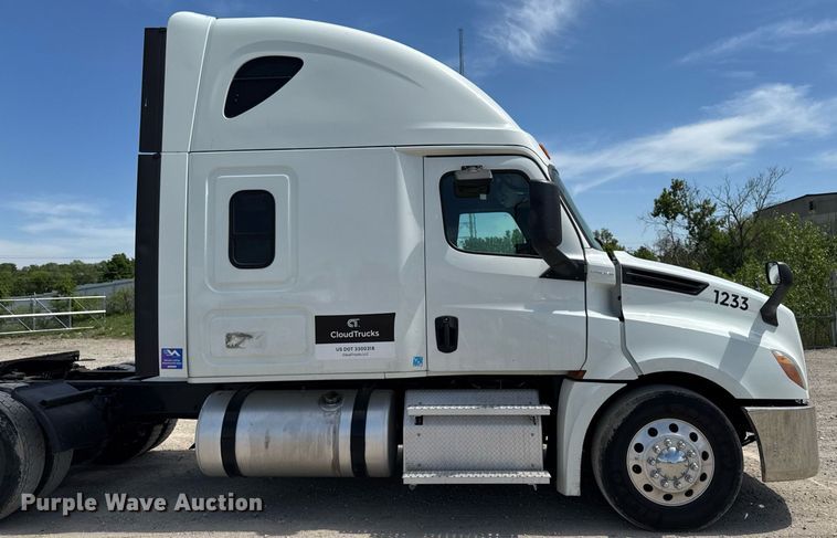 image for item YA0524 2020 Freightliner Cascadia 126 semi truck