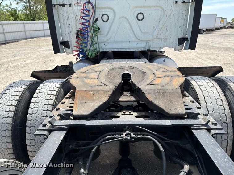 image for item YA0524 2020 Freightliner Cascadia 126 semi truck