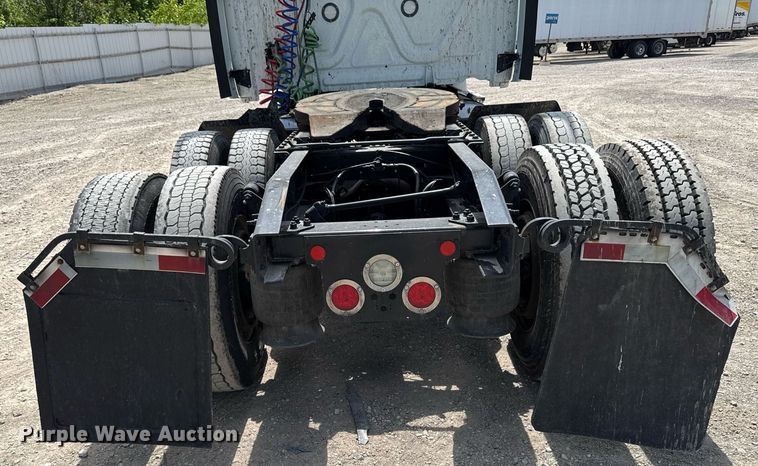 image for item YA0524 2020 Freightliner Cascadia 126 semi truck