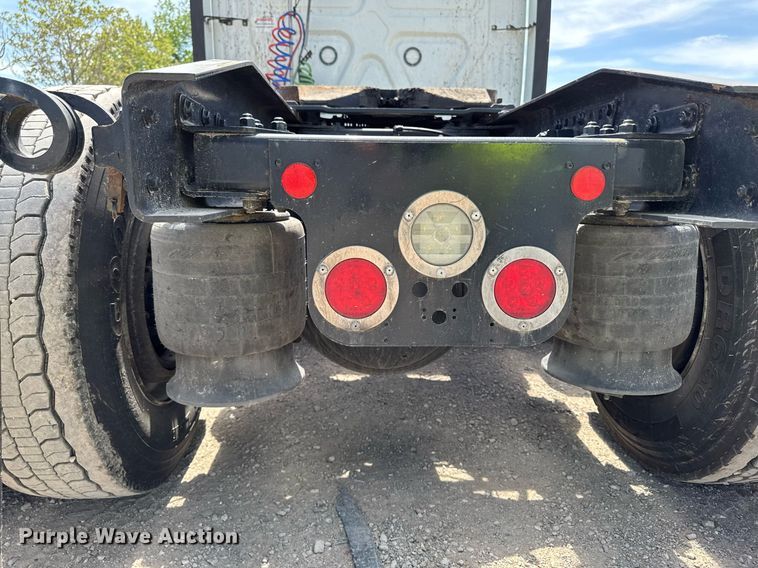 image for item YA0524 2020 Freightliner Cascadia 126 semi truck