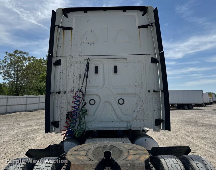 image for item YA0524 2020 Freightliner Cascadia 126 semi truck