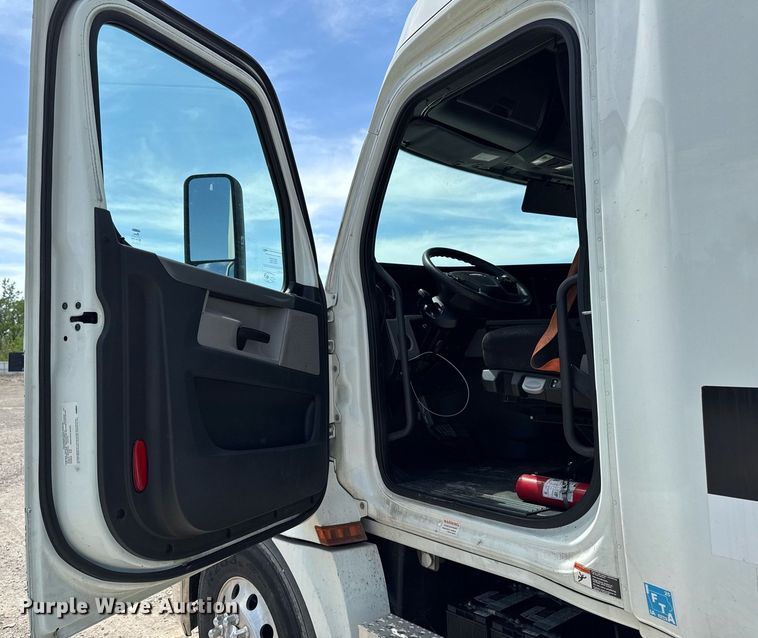 image for item YA0524 2020 Freightliner Cascadia 126 semi truck