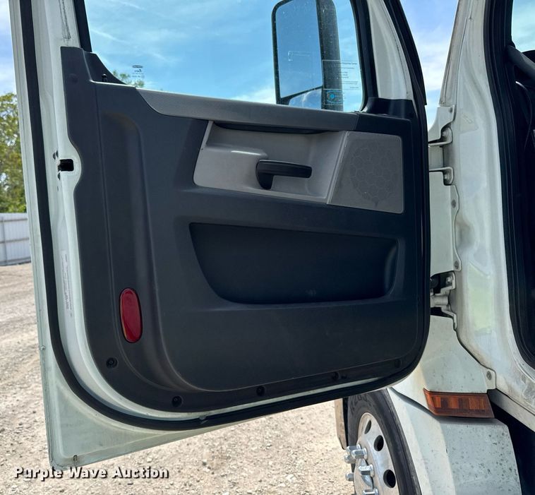 image for item YA0524 2020 Freightliner Cascadia 126 semi truck