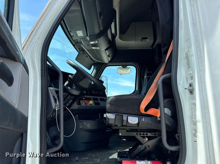 image for item YA0524 2020 Freightliner Cascadia 126 semi truck