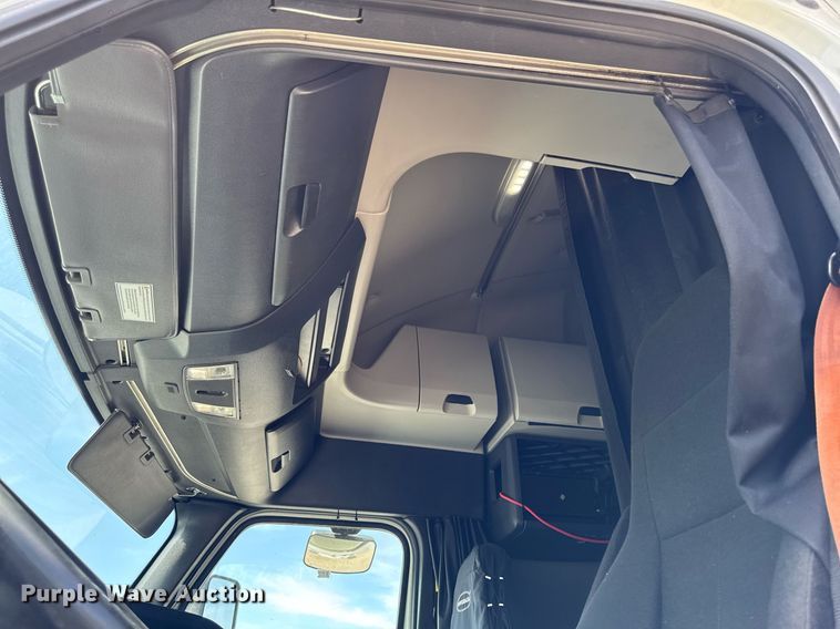 image for item YA0524 2020 Freightliner Cascadia 126 semi truck