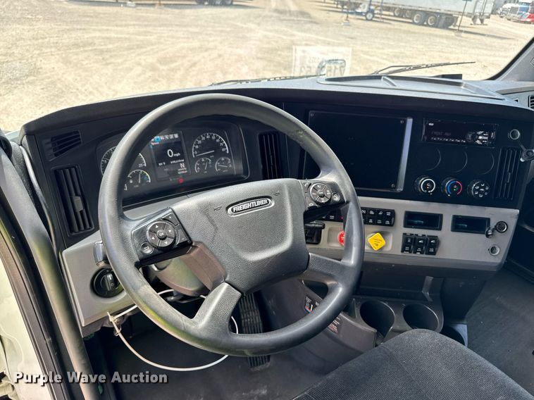 image for item YA0524 2020 Freightliner Cascadia 126 semi truck