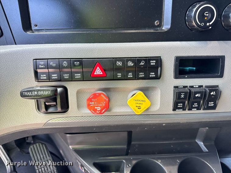 image for item YA0524 2020 Freightliner Cascadia 126 semi truck