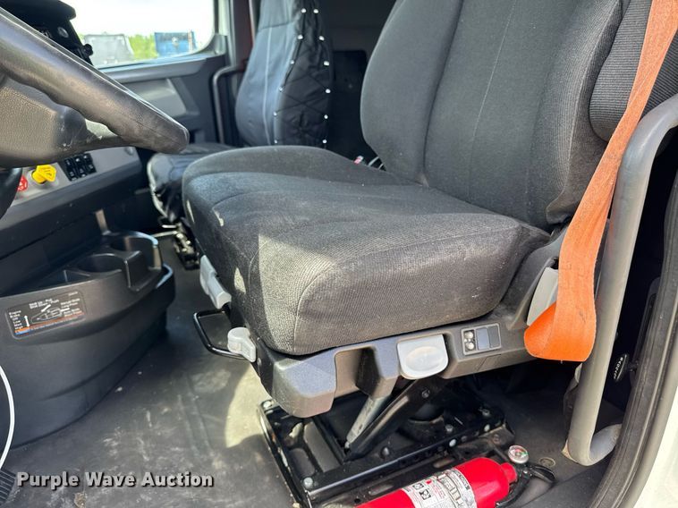 image for item YA0524 2020 Freightliner Cascadia 126 semi truck