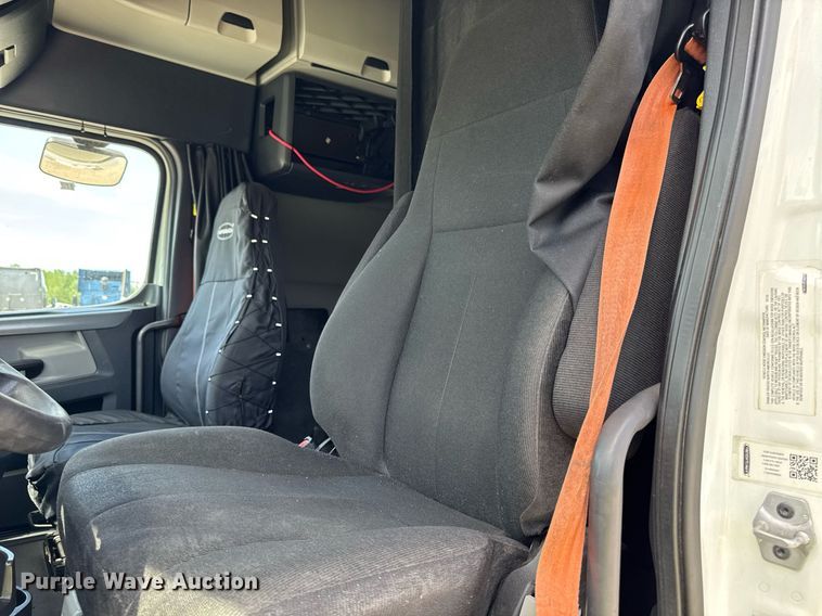 image for item YA0524 2020 Freightliner Cascadia 126 semi truck