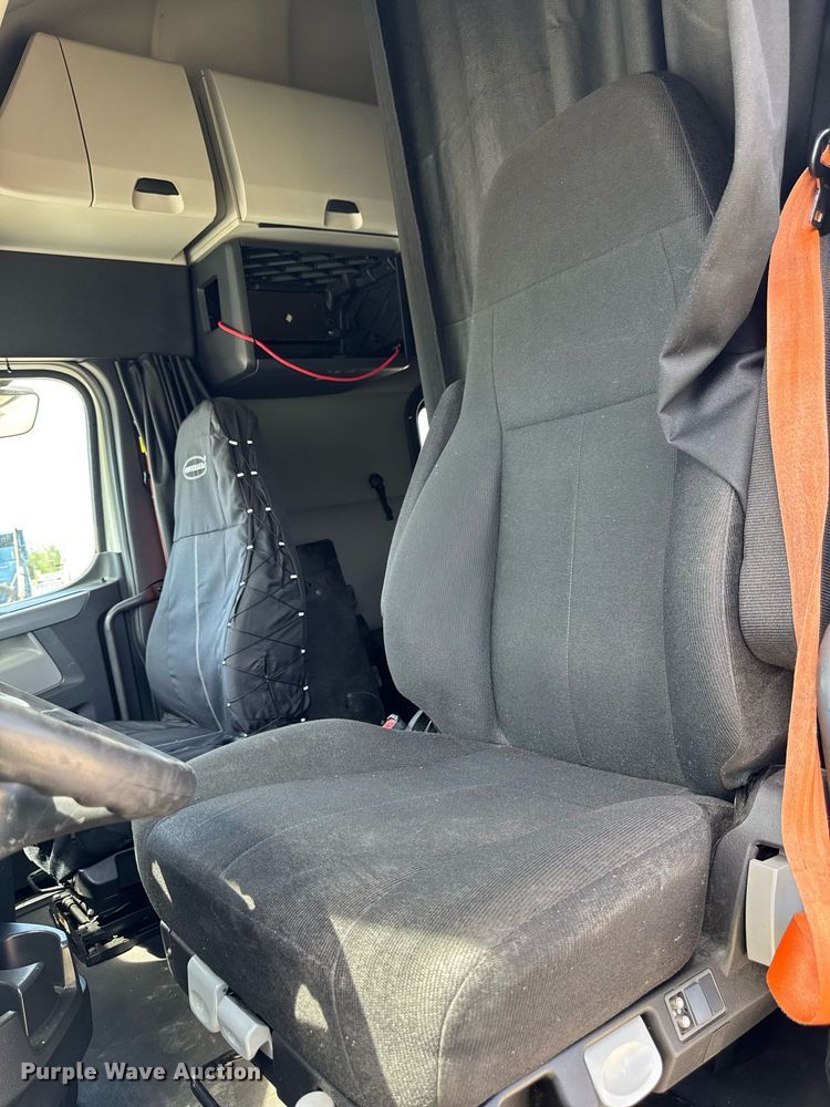 image for item YA0524 2020 Freightliner Cascadia 126 semi truck