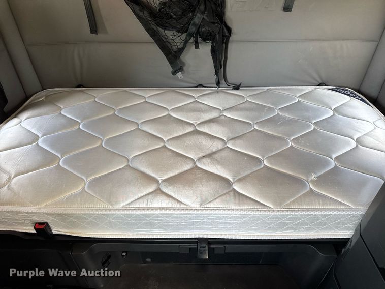 image for item YA0524 2020 Freightliner Cascadia 126 semi truck