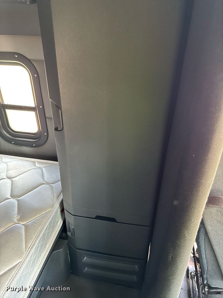 image for item YA0524 2020 Freightliner Cascadia 126 semi truck