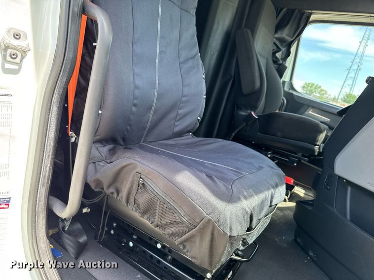 image for item YA0524 2020 Freightliner Cascadia 126 semi truck