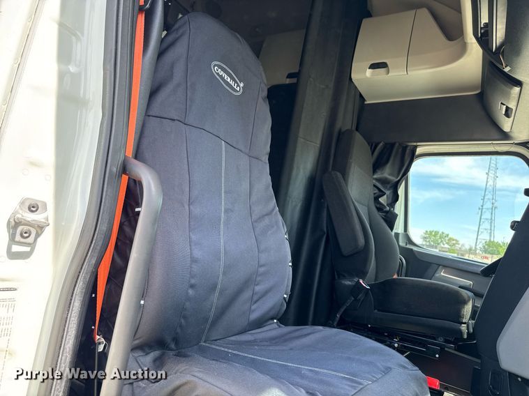 image for item YA0524 2020 Freightliner Cascadia 126 semi truck