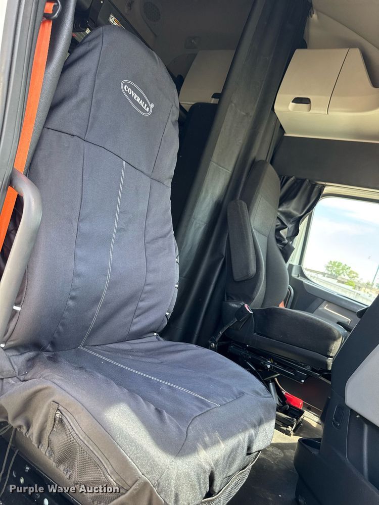 image for item YA0524 2020 Freightliner Cascadia 126 semi truck