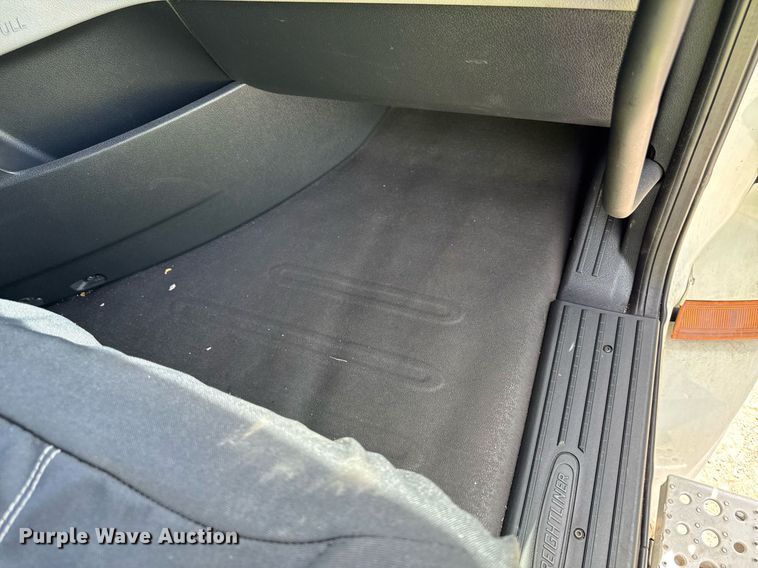 image for item YA0524 2020 Freightliner Cascadia 126 semi truck