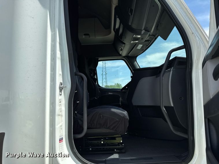 image for item YA0524 2020 Freightliner Cascadia 126 semi truck