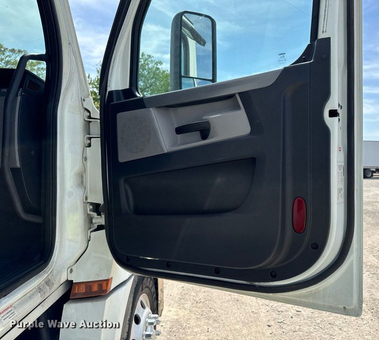 image for item YA0524 2020 Freightliner Cascadia 126 semi truck